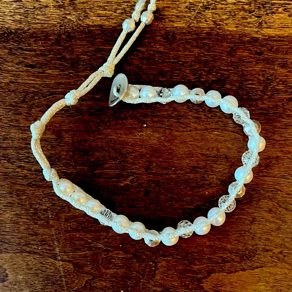 Chan Luu. Beautiful single strand pearl and crystal bracelet.